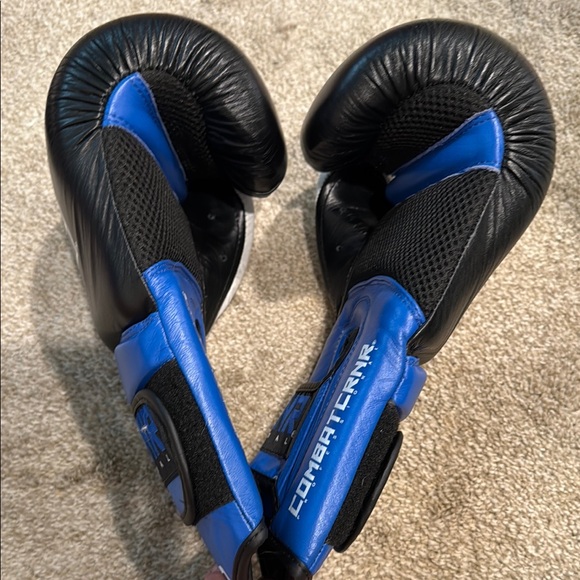 Combat CRNR Black and Blue Boxing Gloves - Picture 4 of 4